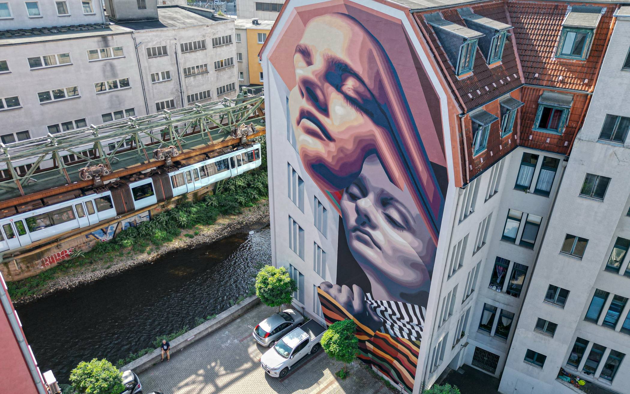 Ein großer Hofaue-Hingucker ist die vom Urban-Art-Künstlerinnen-Duo Medianeras aus Barcelona gestaltete Fassade an der Hofaue 49. Direkt daneben gibt’s ein ebenfalls fassadenhohes Mural-Kunstwerk von Nils RVA aus Amsterdam zu bewundern.